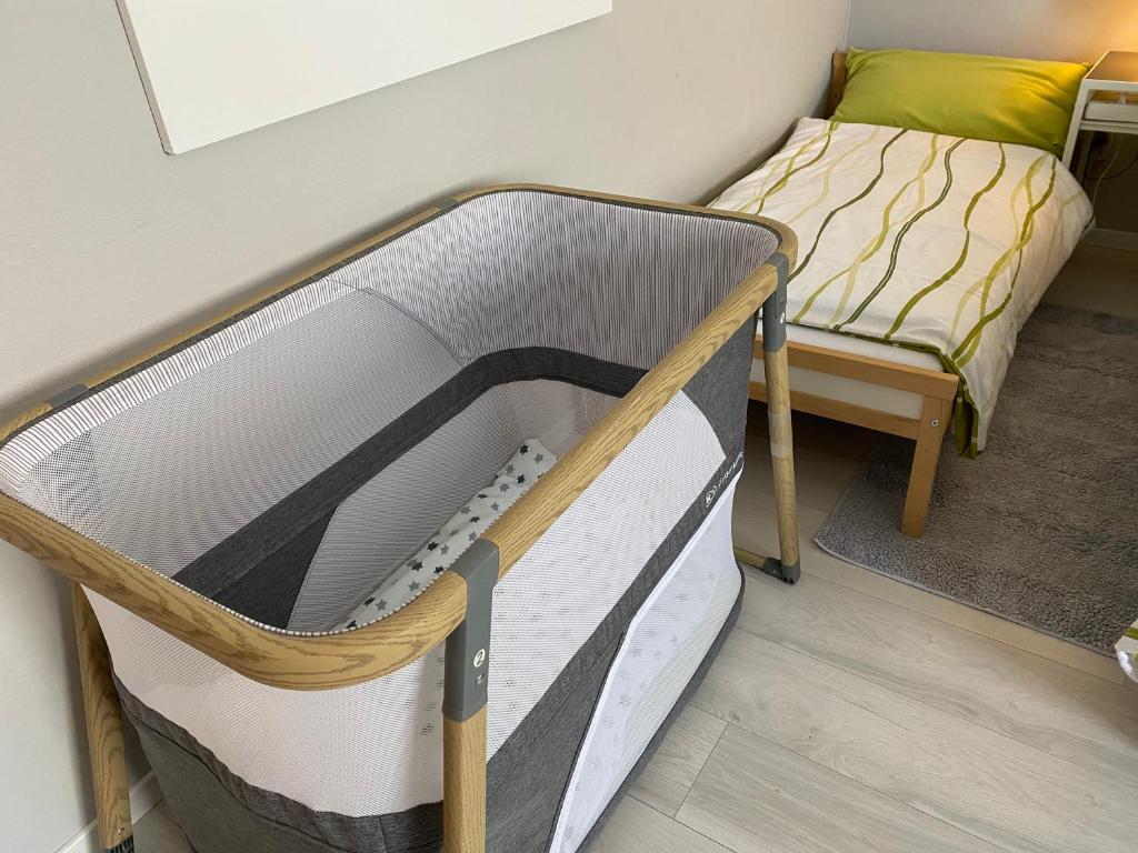 Babybett im Schlafzimmer