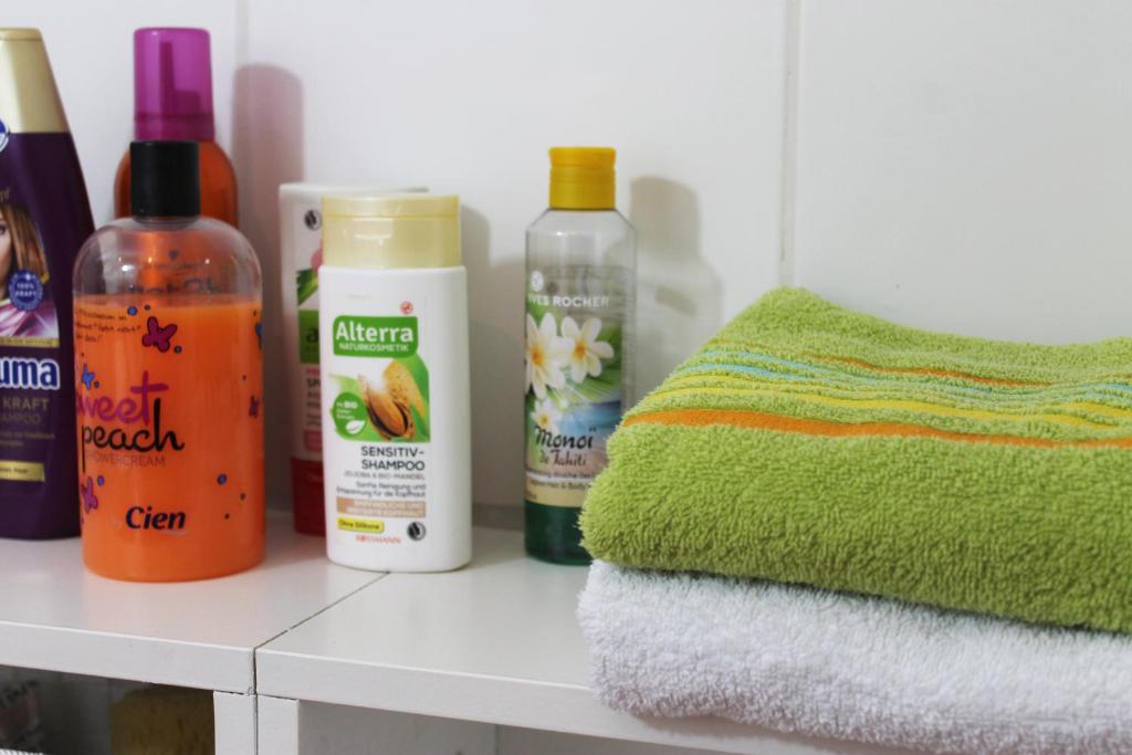 Pflegeprodukte und frische Handtücher im Bad