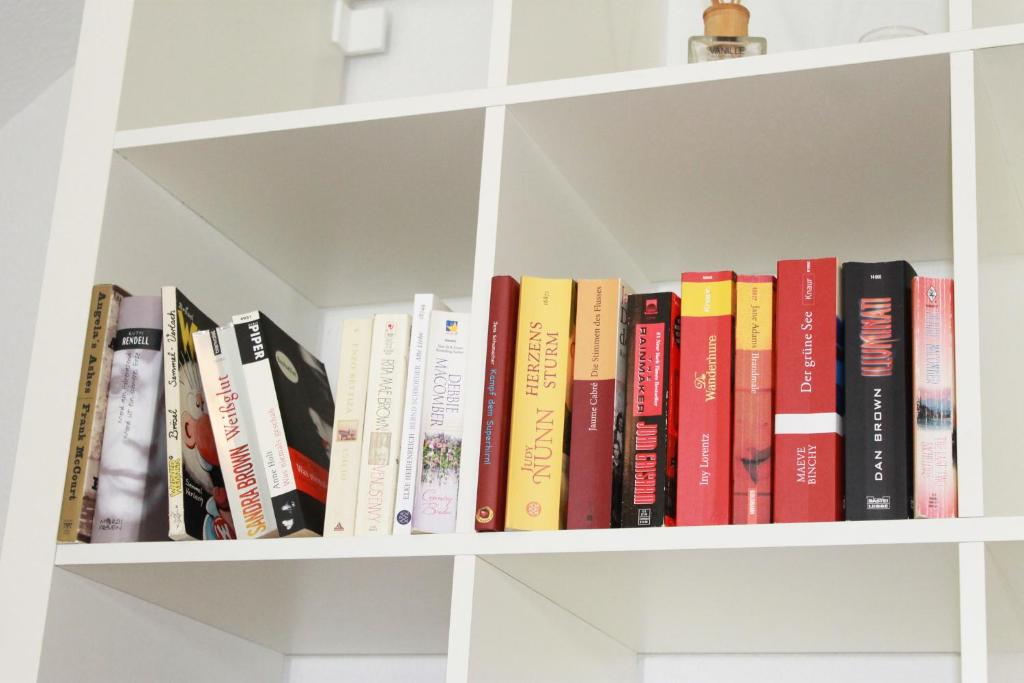 Bücherregal mit Romanen für Gäste