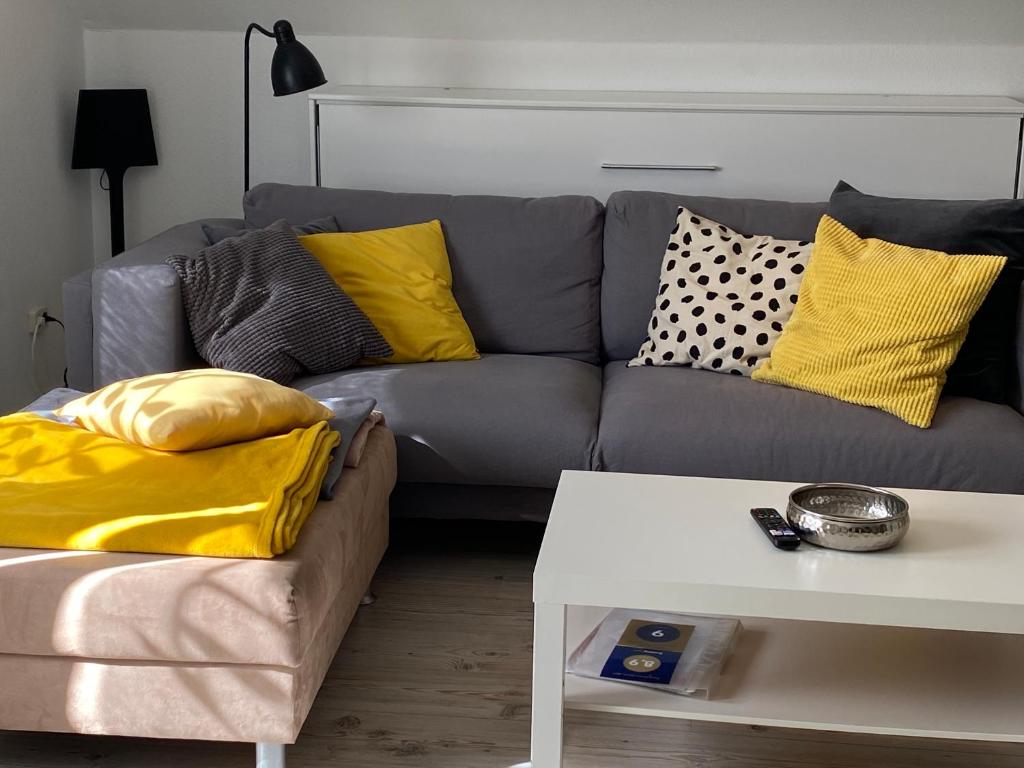 Sofa mit gelben Kissen