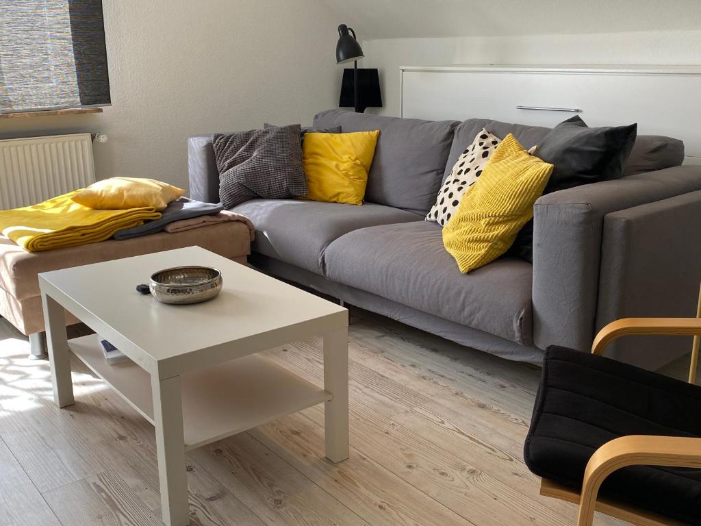 Sofa mit Kissen und Couchtisch