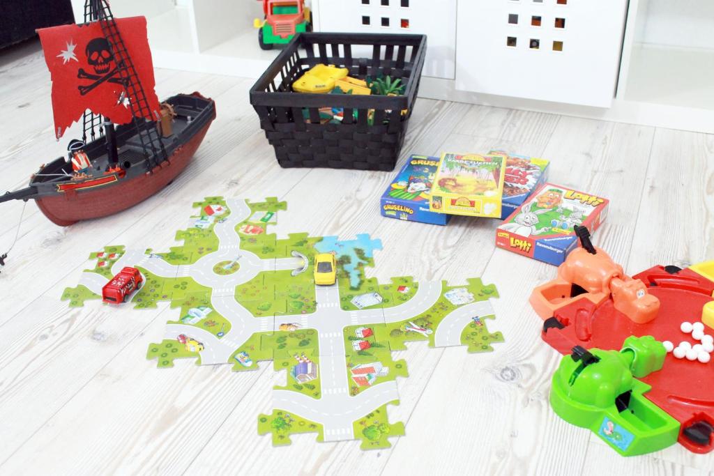 Spielzeug, Puzzle und Spiele für Kinder